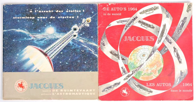 “Stormloop naar de sterren, de ruimtevaart” & “De auto’s in de wereld 1964”. Twee albums met chromo’s van Chocolade Jacques.