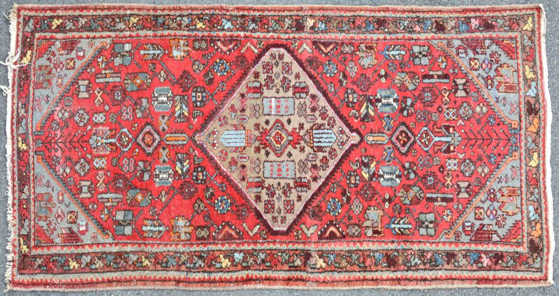 Oud handgeknoopt wollen karpet. Geometrisch medaillonmotief. Perzisch werk.