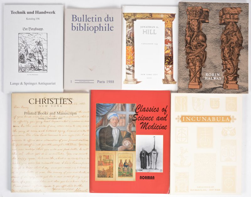 Een gevarieerd lot catalogi van diverse internationale boekenveilingen, evenals een grote partij uitgaven van het tijdschrift “Bulletin du bibliophile”.