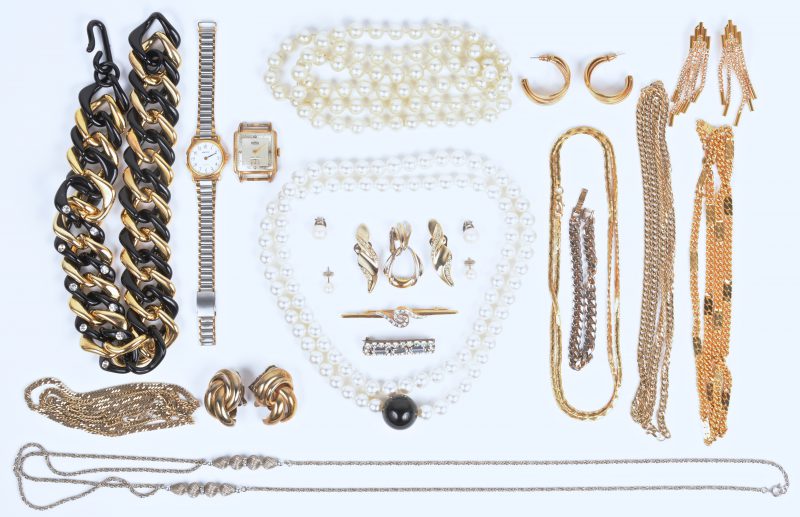 Een lot fantasie juwelen waaronder halssnoeren broches en oorbellen. Een roestvrijstalen dameshorloge van Pontiac en een herenhorloge van Roamer.