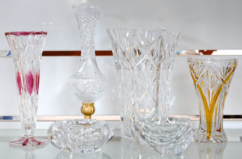 Een lot kristal, bestaande uit vier verschillende vazen en twee kleurloze asbakken. De laatste twee gemerkt van Val St. Lambert.