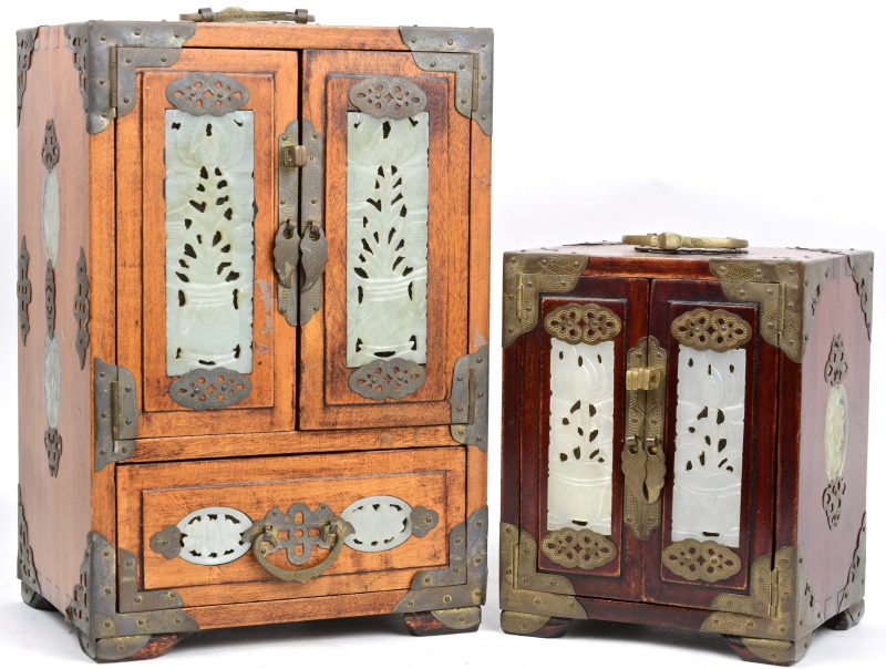 Een paar Chinese juwelenkastjes, versierd met messingen beslag en met opengewerkte plaquettes van jade.