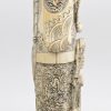“Keizer en keizerin”. Twee beelden van gesculpteerd massief ivoor. Chinees werk, begin XXe eeuw. Op houten sokkels.