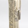 “Keizer en keizerin”. Twee beelden van gesculpteerd massief ivoor. Chinees werk, begin XXe eeuw. Op houten sokkels.