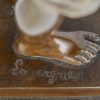 “Charmeur de lézards”. Een bronzen beeld op houten sokkel. Gesigneerd.