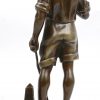 “Charmeur de lézards”. Een bronzen beeld op houten sokkel. Gesigneerd.