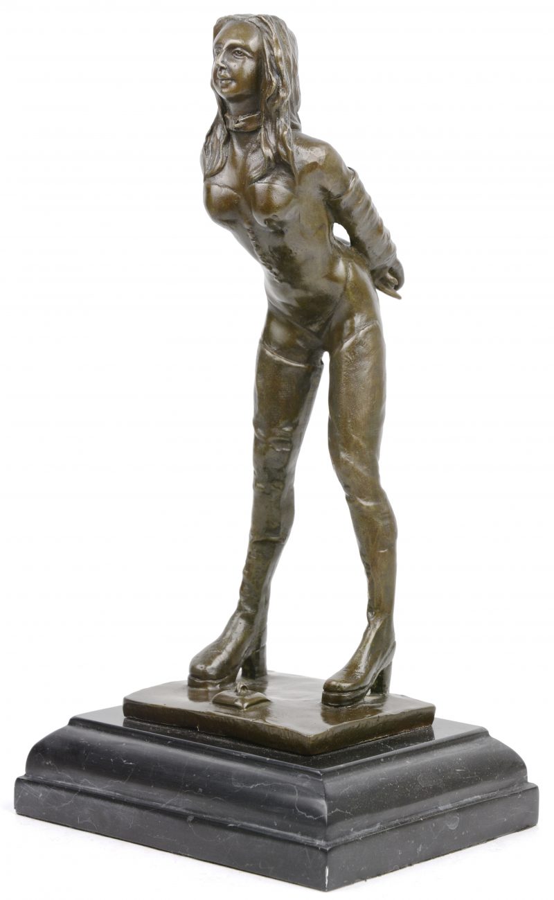 “Vrouwenfiguur”. Een bronzen beeld op arduinen sokkel.