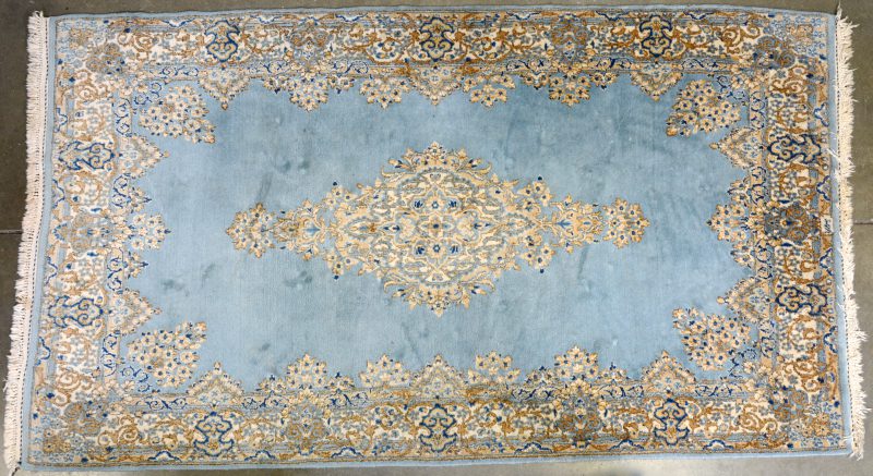 Een handgeknoopt wollen Perzisch karpet