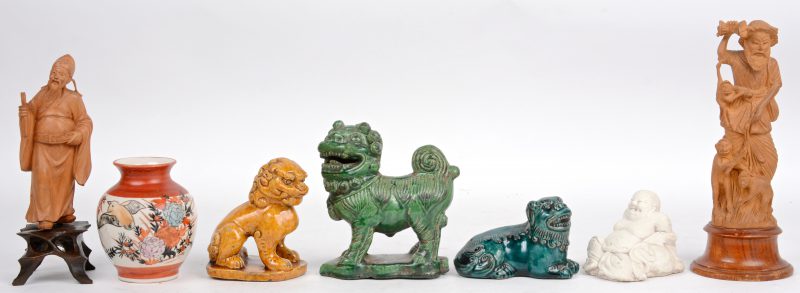 Een lot Chinoiserie, bestaande uit een vaasje, drie Fo-hondjes, twee houten beeldjes en een zittende Boeddha.