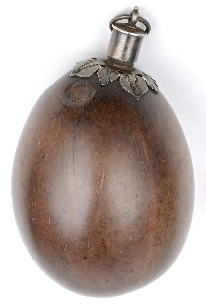Een XVIIIe eeuwse kruidhoorn van kokosnoot met een zilveren (?) montuur.
