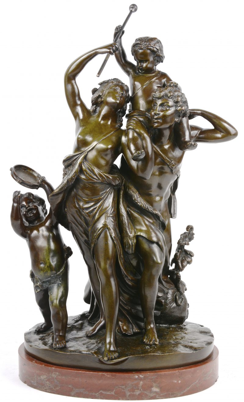 “Familie van Bacchanten”. Een bronzen beeld op rood marmeren sokkel. Gesigneerd.