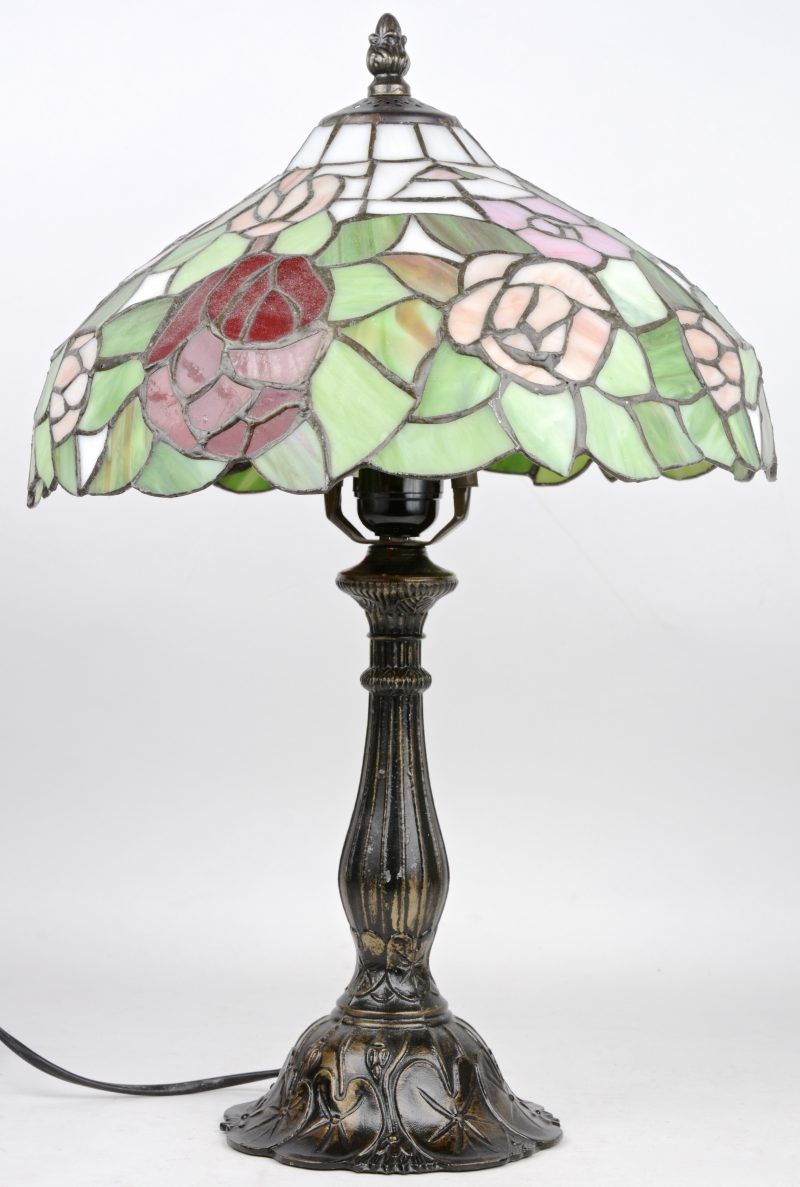 Een tafellamp in de stijl van Tiffany.