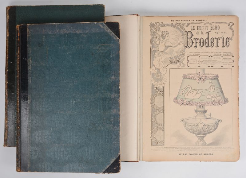 “Le petit echo de la broderie”. Drie delen met gebundelde jaargangen. 1904, 1905, 1906 & 1909.