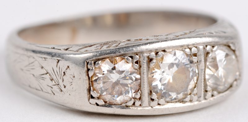 Een platina ring bezet met drie diamanten met een gezamenlijk gewicht van ± 1 ct.