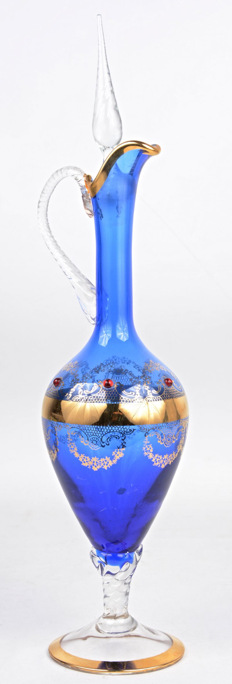 Een karafje van blauw en kleurloos Muranoglas met een verguld decor.