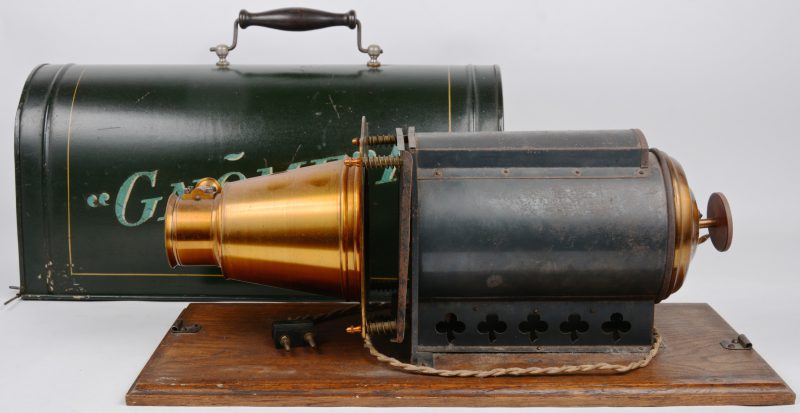 Een oude toverlantaarn op elektriciteit. In metalen draagkoffer. ‘Model Gnôme 1’. Parijs, omstreeks 1920.