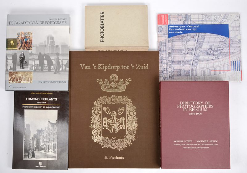 Een lot van 6 boeken met betrekking tot fotografie:- “Directory of Photographers in Belgium 1839-1905”.- “Van ‘t Kipdorp tot ‘t Zuid”. E Fierlants.- “Photoblätter”.- Enz.