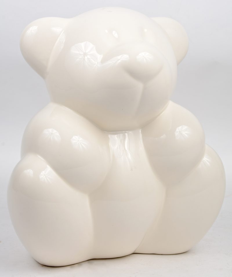 Een zittende beer van monochroom wit aardewerk naar ontwerp van Rik Delrue. Gemerkt.