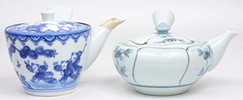 Twee Chinese theepotjes van blauw en wit porselein.