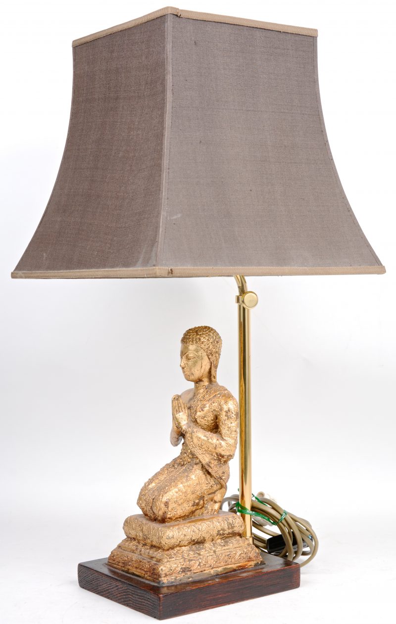 Een lampvoet met een verguld bronzen Boeddha.