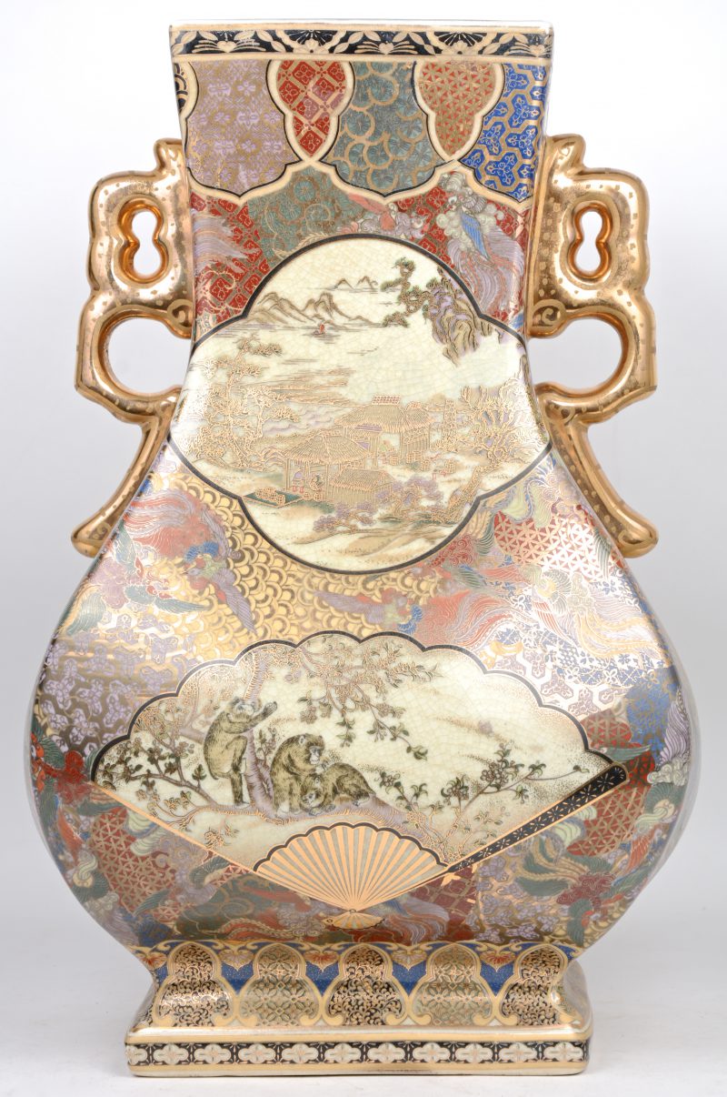 Een vierkantige vaas van meerkleurig Satsuma-aardewerk.