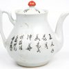 Een theepot van Chinees porselein met een meerkleurig decor van personages. Onderaan gemerkt.