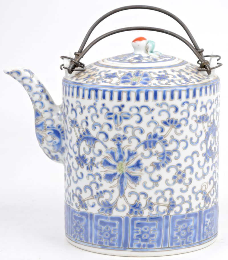 Een theepot van Chinees porselein met een meerkleurig floraal decor. Onderaan gemerkt.