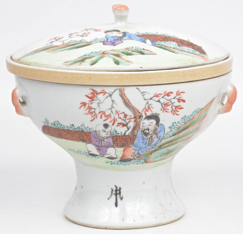 Een warmhoudkom van Chinees porselein, versierd met een meerkleurig decor van personages. Onderaan gemerkt.
