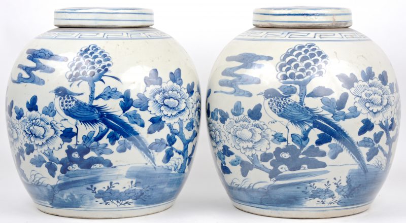Een paar gemberpotten van Chinees porselein met een blauw op wit decor van pioenen en vogels
