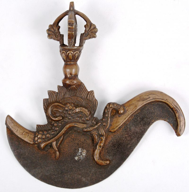 Een Tibetaans mes van brons, versierd met een gekroond fabeldier.