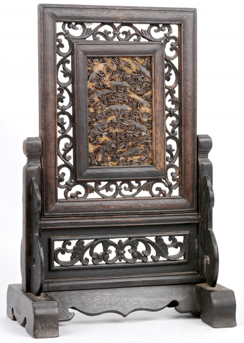 Een Chinees houten tafelschermpje  met een gesculpteerde plaquette van schildpad.