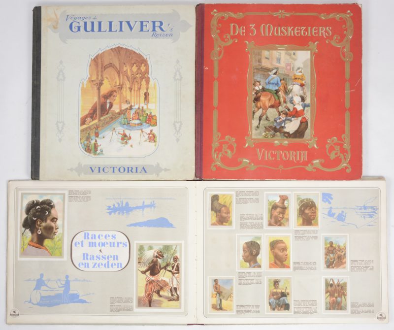 Drie chromo-ambums: - “Onze Kongo”. Chocolade Jacques- “Gullivers reizen”. Victoria.- “De 3 musketiers”. Victoria.
