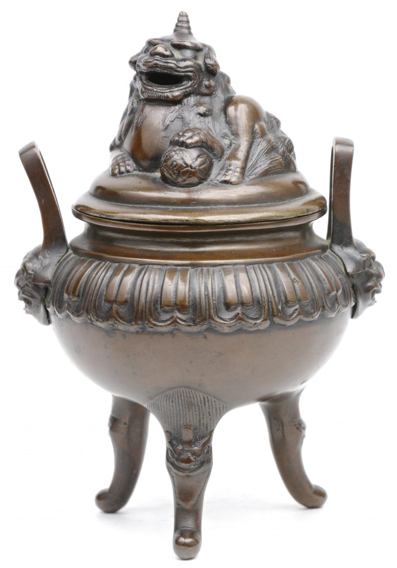 Een bronzen koro op drie poten, het deksel in de vorm van een Fo-hond met bal.