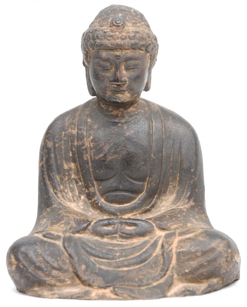 Een antieke zittende Boeddha van brons.