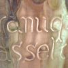 Een grote kruik van meerkleurig geglazuurd Hasselts aardewerk met opschrift ‘Pastilles Poncelet. Kleine randschilfer.