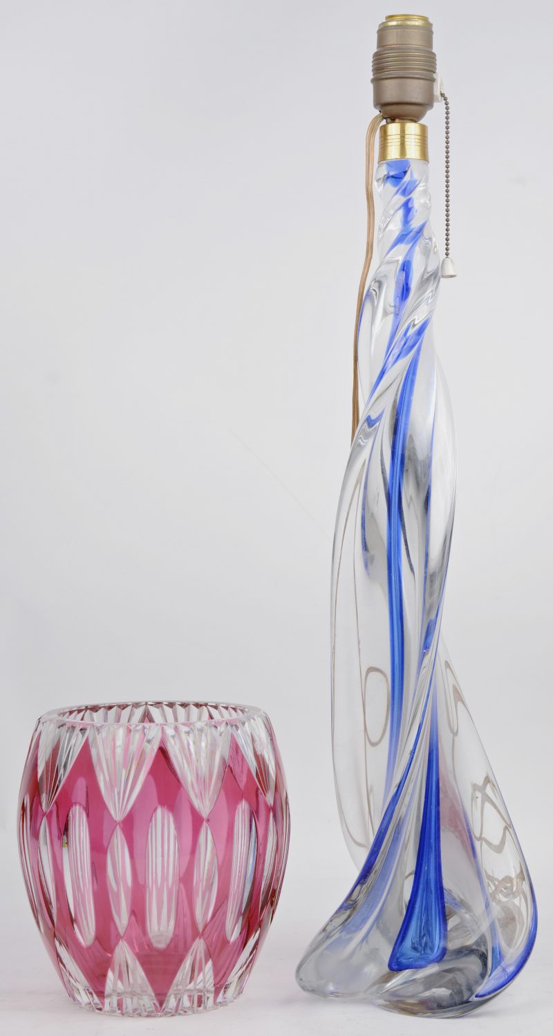 Een vaas van geslepen kristal van Val St. Lambert en een lampenvoet van Italiaans glas.