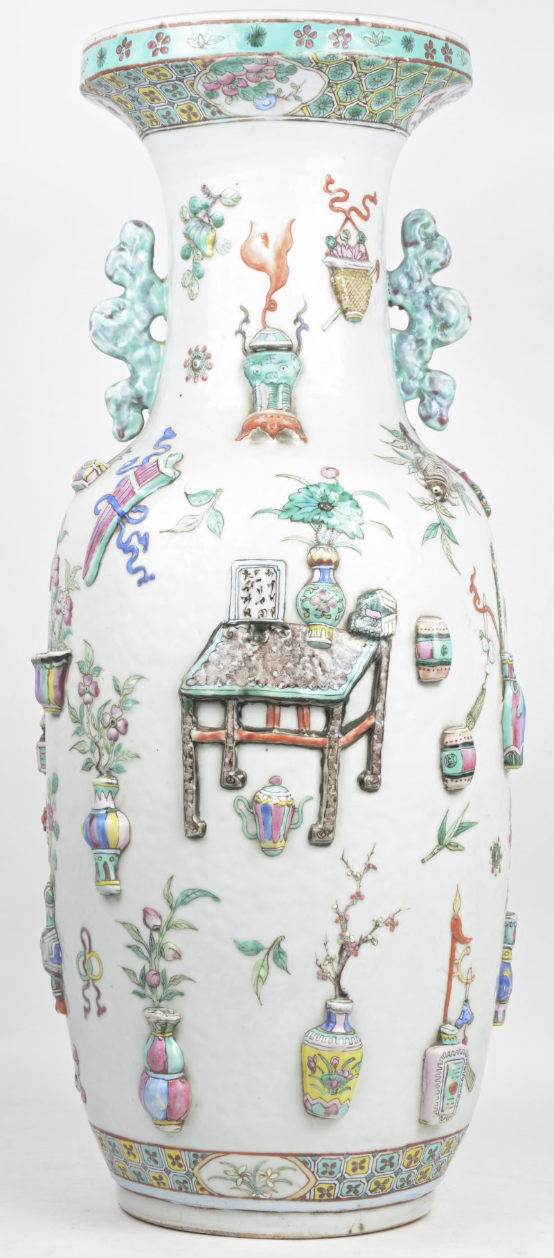 Een vaas van Chinees porselein met een meerkleurig decor van kostbaarheden in reliëf. XIXe eeuw.