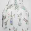 Een vaas van Chinees porselein met een meerkleurig decor van kostbaarheden in reliëf. XIXe eeuw.