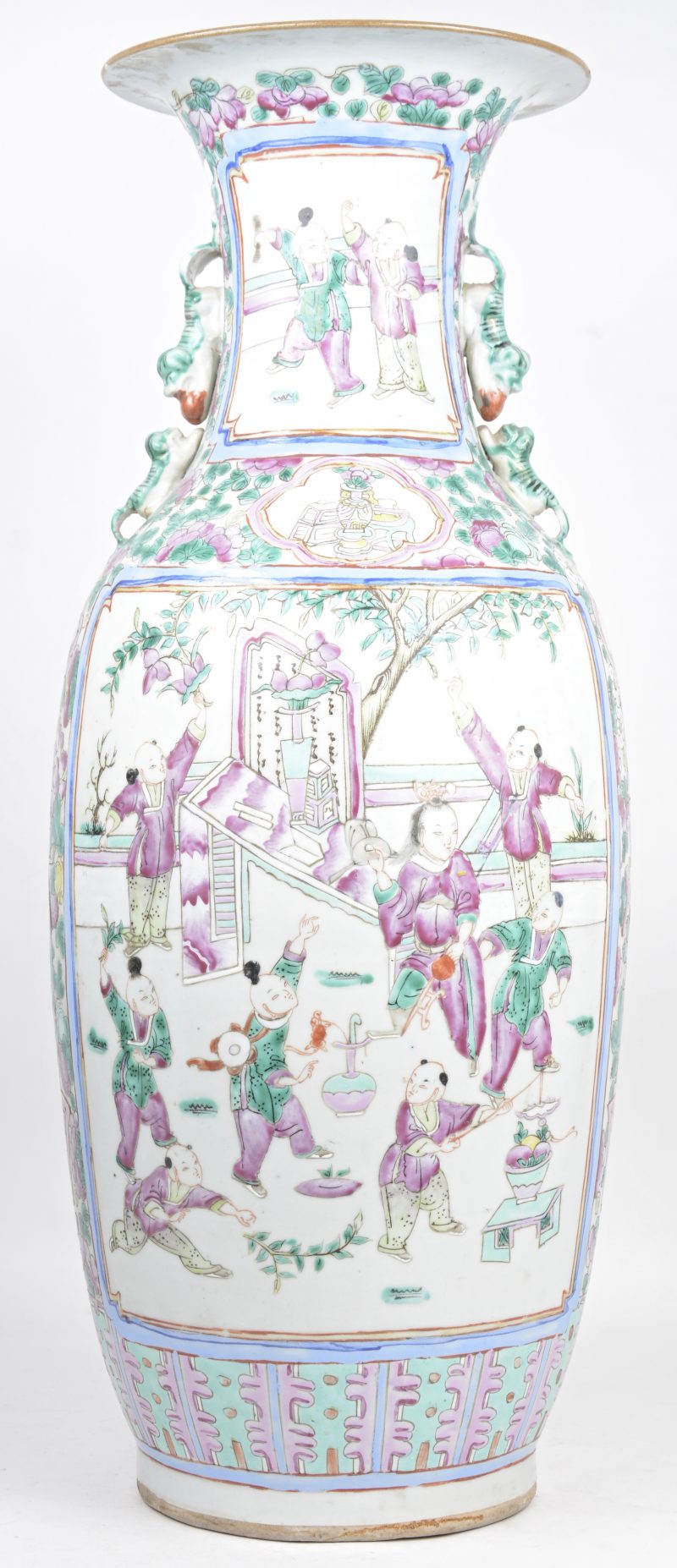 Een vaas van Chinees porselein met een meerkleurig decor van personages, pioenen en vogels. Restauratie aan de kraag. Omstreeks 1900.