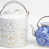 Een lot XVIIIe en XIXe eeuws Japans en Chinees porselein, bestaande uit vier borden, twee schoteltjes en twee theepotjes.. Borden en schotels gerestaureerd.
