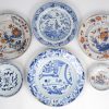 Een lot XVIIIe en XIXe eeuws Japans en Chinees porselein, bestaande uit vier borden, twee schoteltjes en twee theepotjes.. Borden en schotels gerestaureerd.