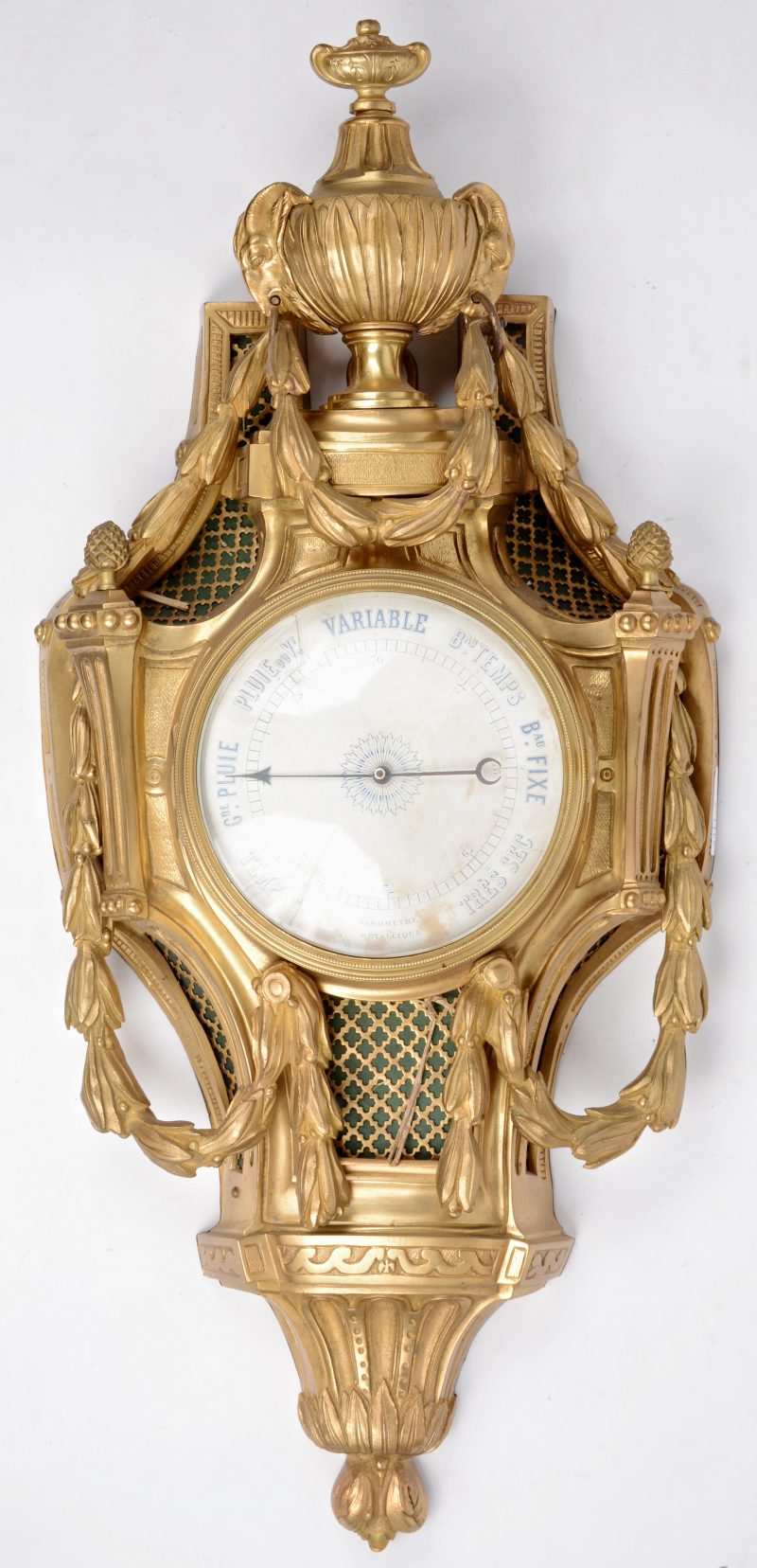Een barometer van verguld brons in Lodewijk XVI-stijl.