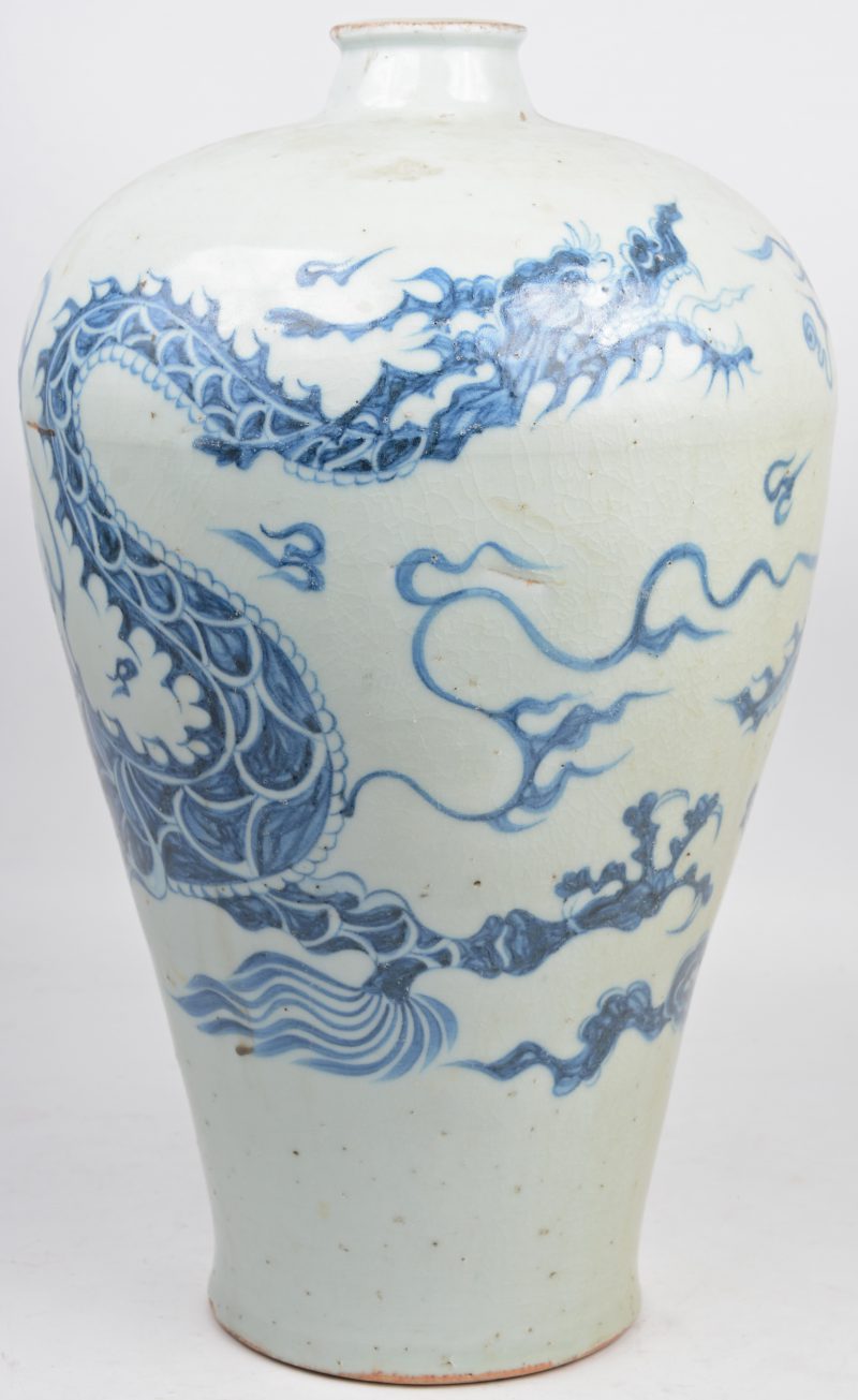 Een vaas van Chinees porselein met een blauw op wit drakendecor.