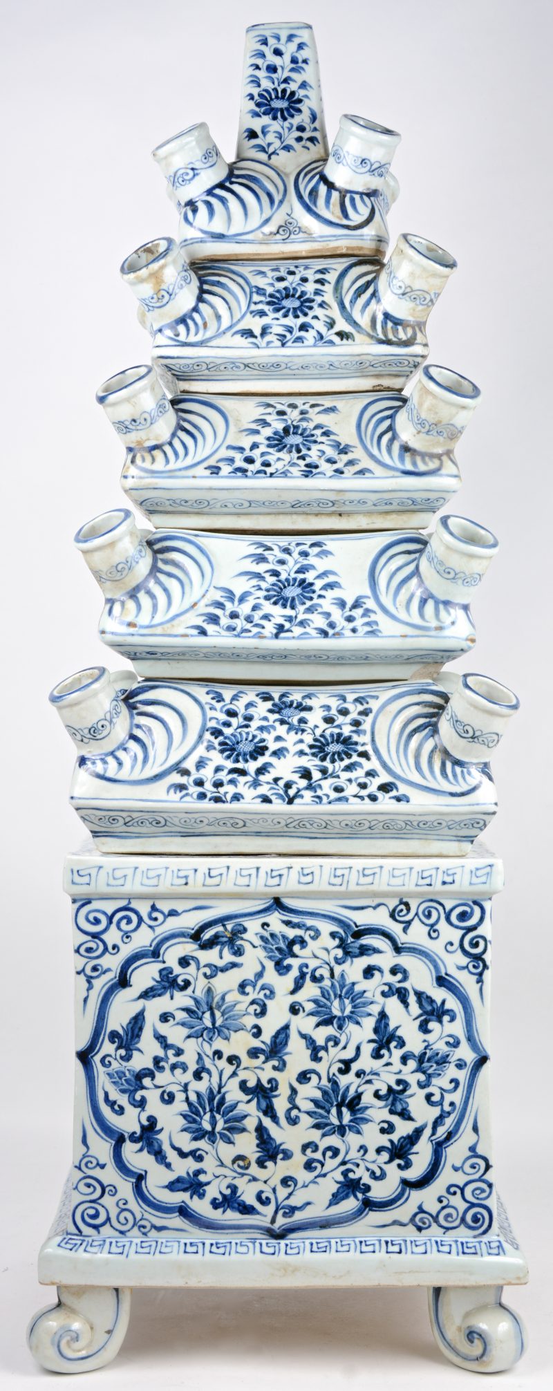 Een uit zes delen opgebouwde tulpenvaas van Chinees porselein, versierd met een blauw op wit bloemendecor.