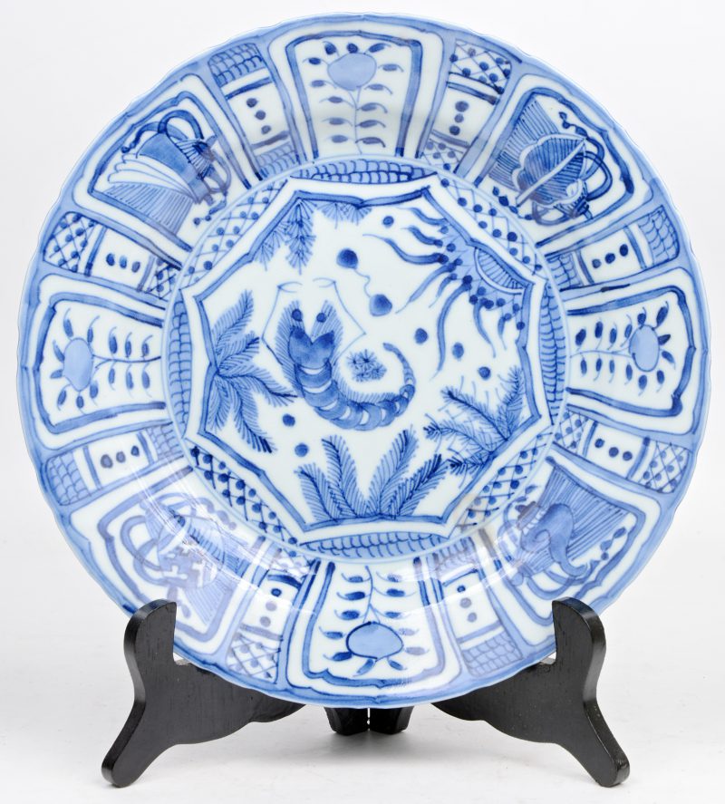 Een bord van Chinees porselein, versierd met een blauw-wit Wanli-decor.