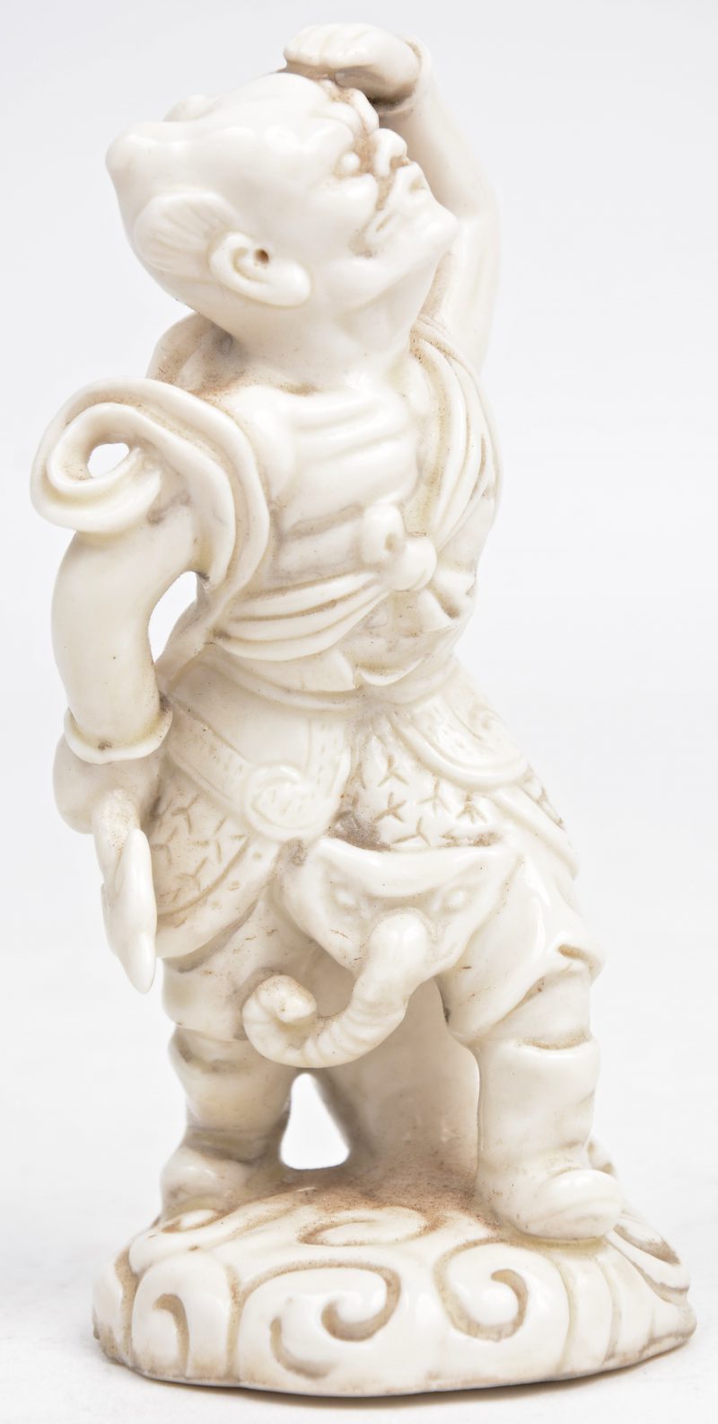 “Krijger”. Een beeldje van monochroom wit porselein in de geest van het Blanc-de-Chine.