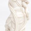“Krijger”. Een beeldje van monochroom wit porselein in de geest van het Blanc-de-Chine.