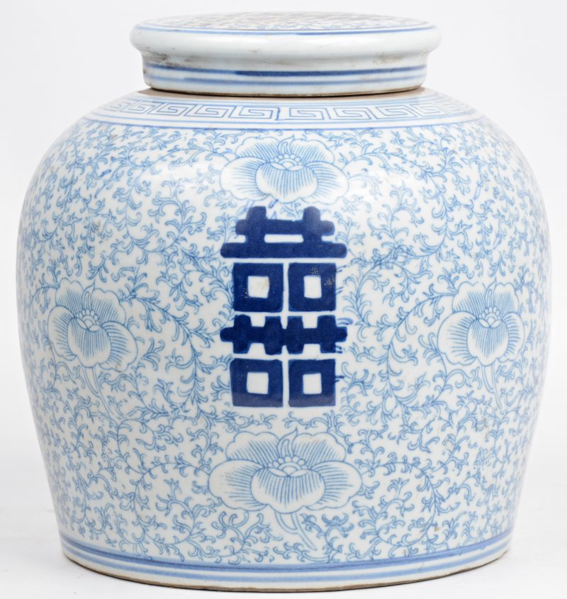 Een gemeberpot van Chinees porselein met een blauw op wit decor van lang-levenstekens en florale motieven.