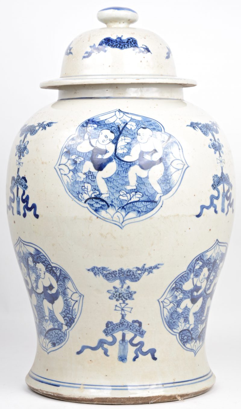 Een dekselvaas van Chinees porselein met een blauw op wit decor van zotjes. Gerestaureerd.