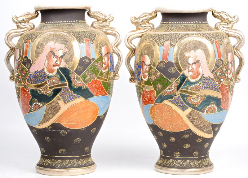 Een paar vazen van Satsuma-aardewerk met meerkleurig en verguld decor van personages.